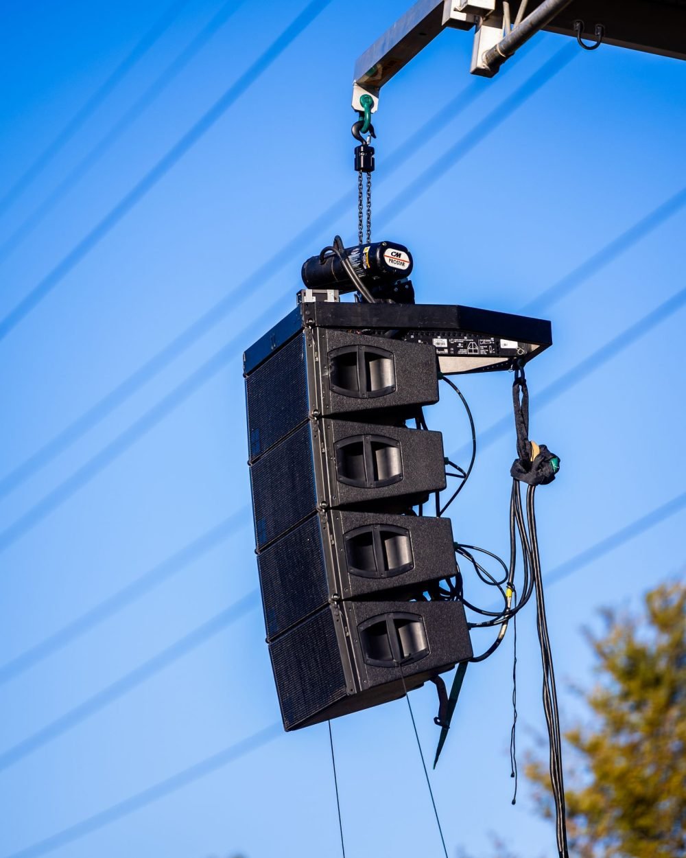 Sistema de line array suspenso em evento ao ar livre