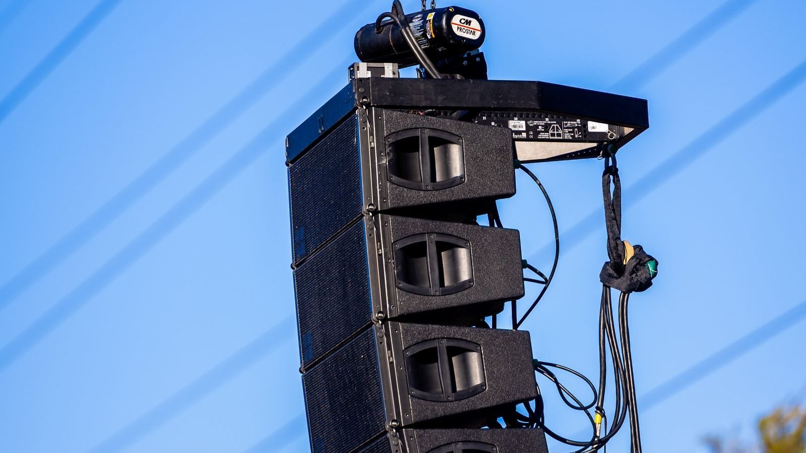 Sistema de line array suspenso em evento ao ar livre