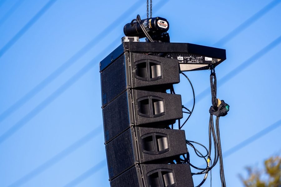 Sistema de line array suspenso em evento ao ar livre