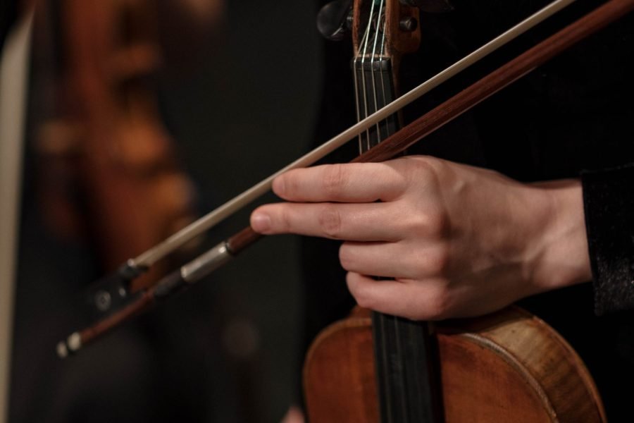 Close-up de mãos tocando violino durante apresentação