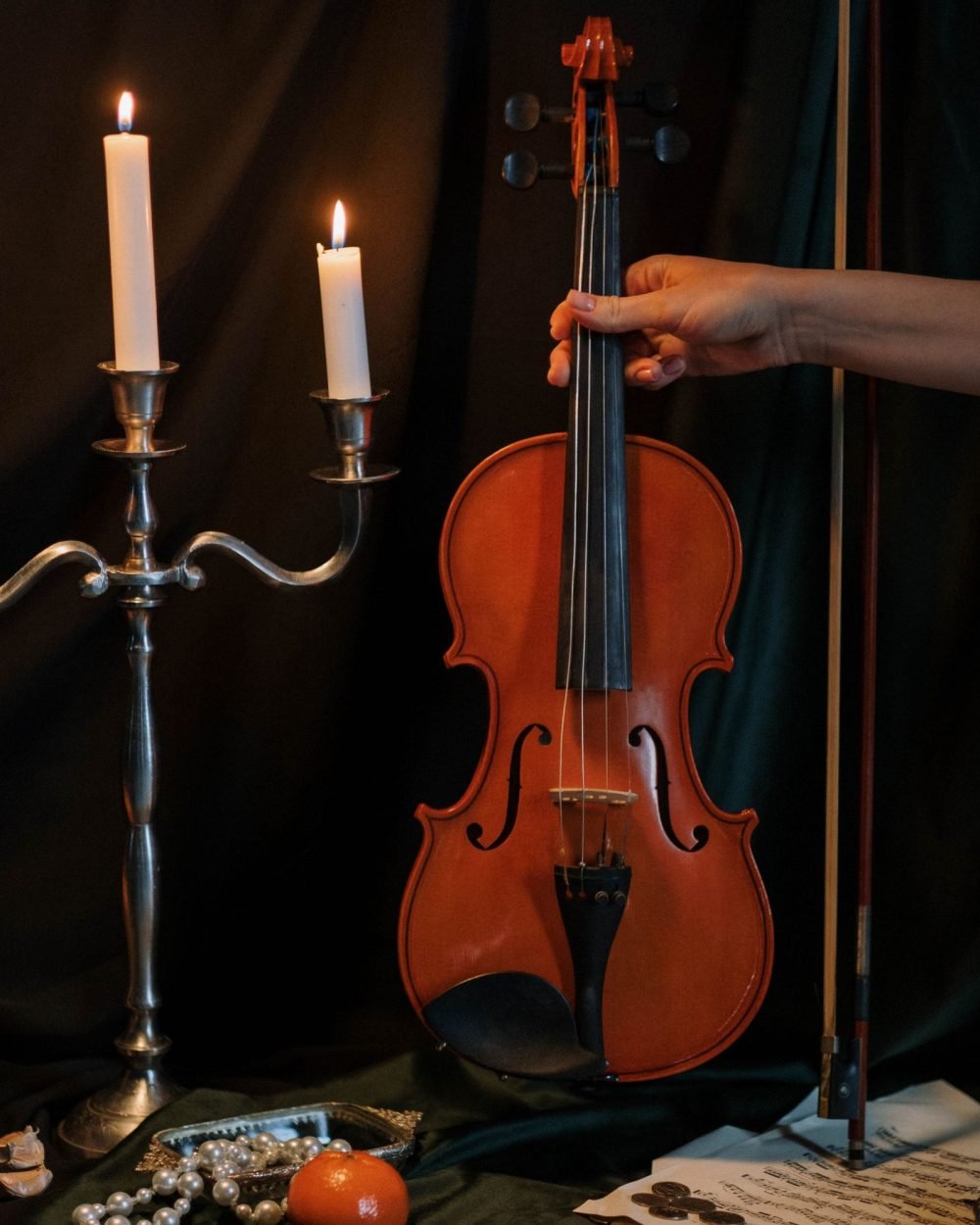 Partitura musical iluminada por velas