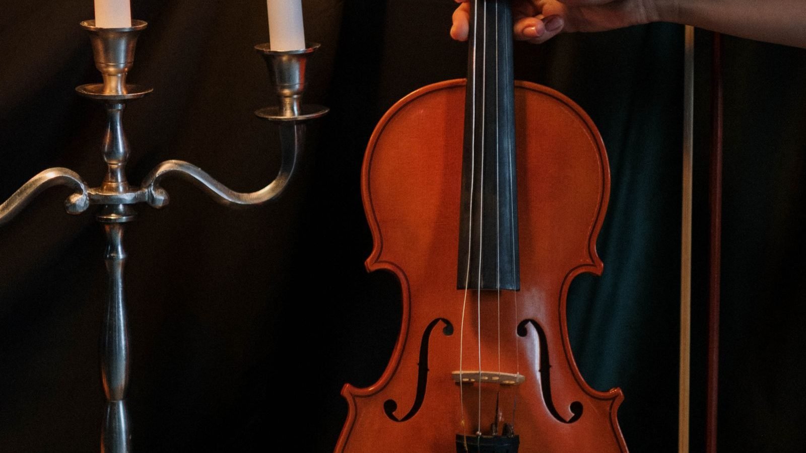 Partitura musical iluminada por velas
