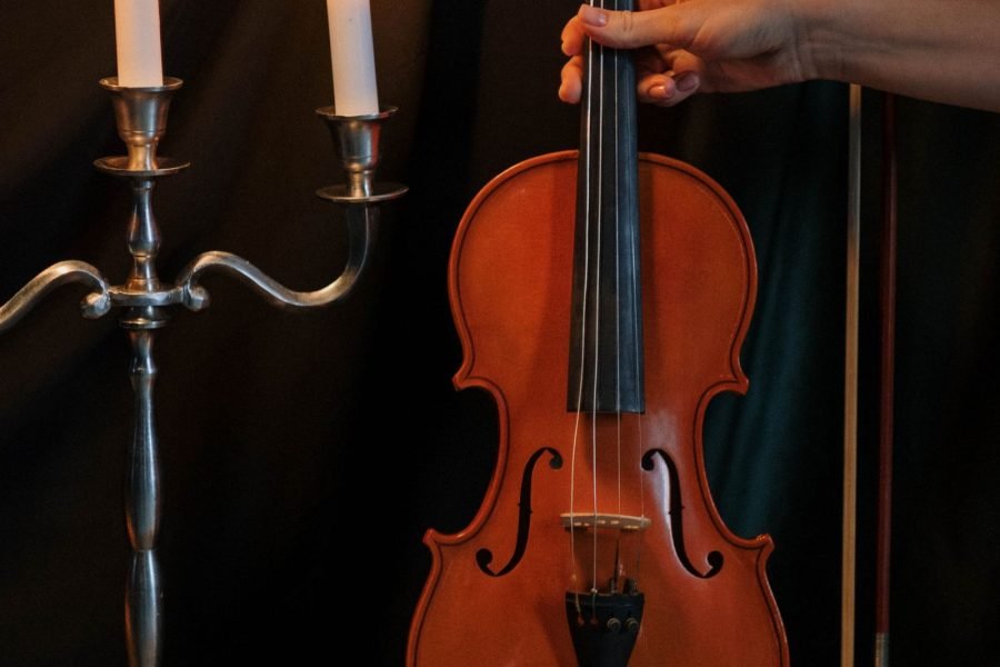 Partitura musical iluminada por velas