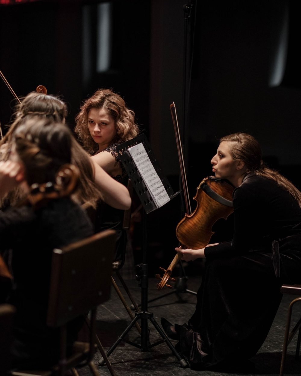 Quarteto de cordas se apresentando em concerto ao vivo