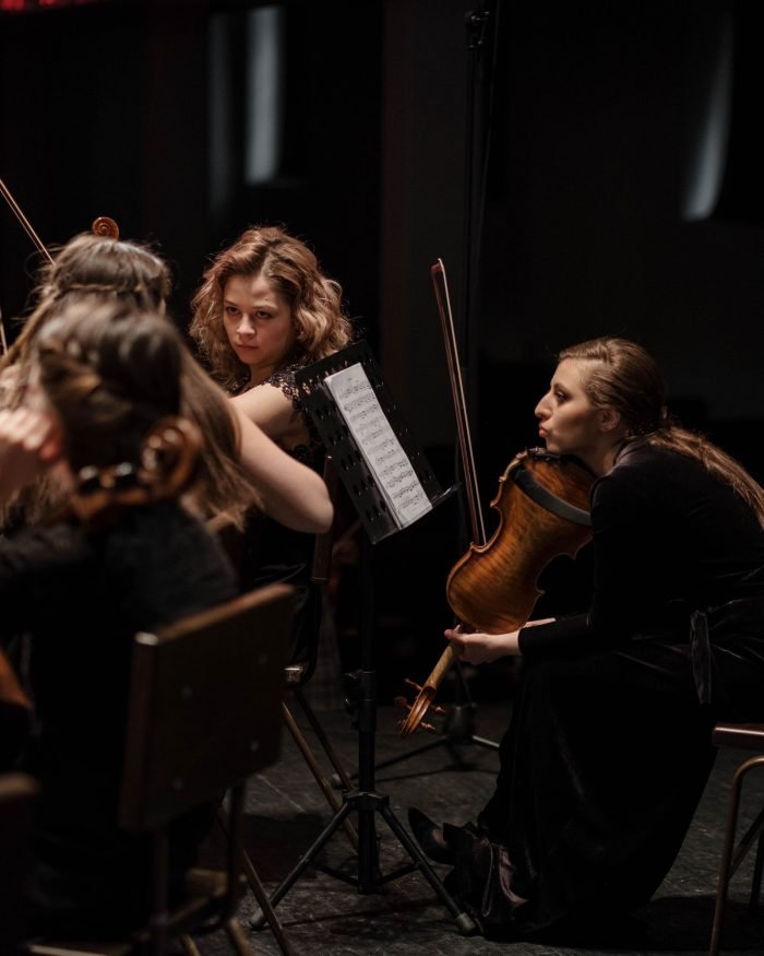 Quarteto de cordas se apresentando em concerto ao vivo