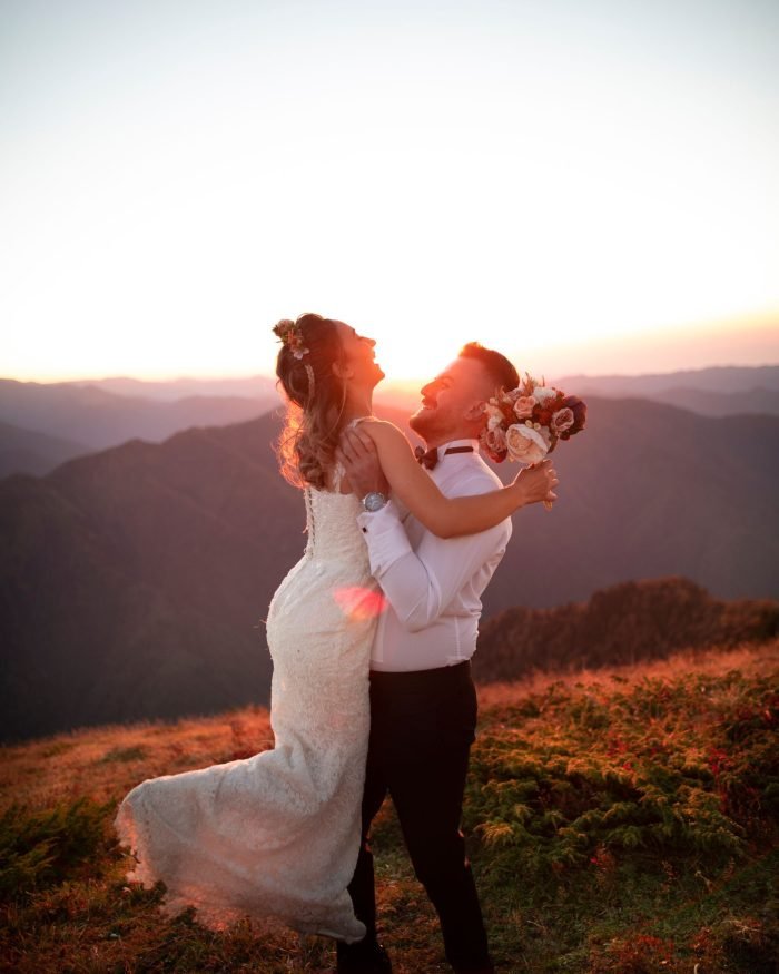 Casal comemorando com alegria ao entardecer