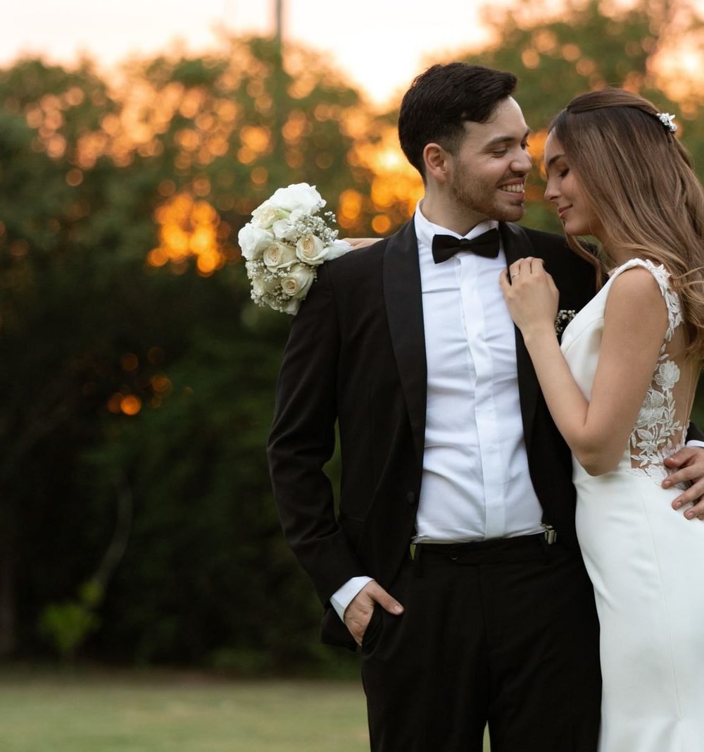 Noivos abraçados ao entardecer