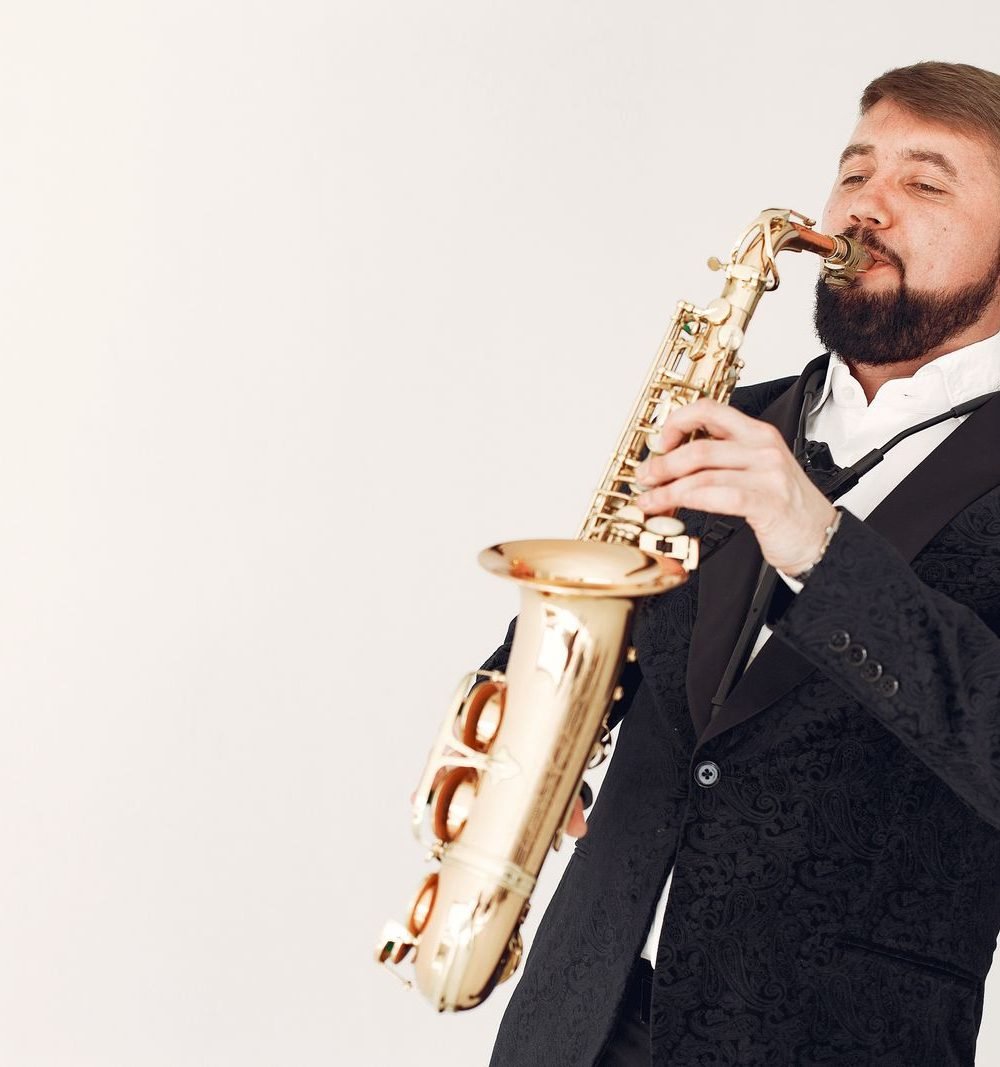 Saxofonista tocando em trajes formais