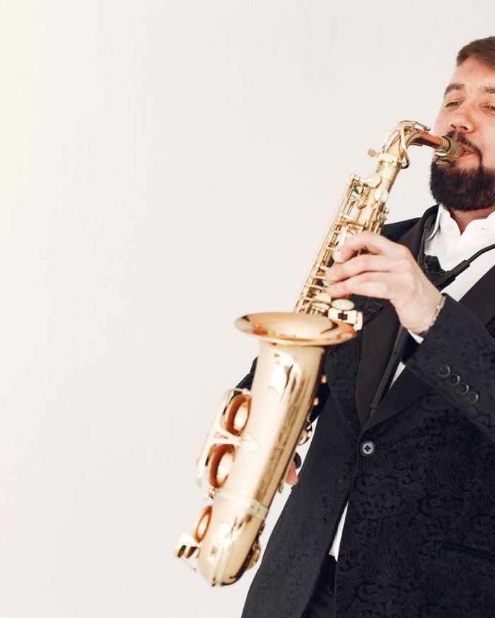 Saxofonista tocando em trajes formais